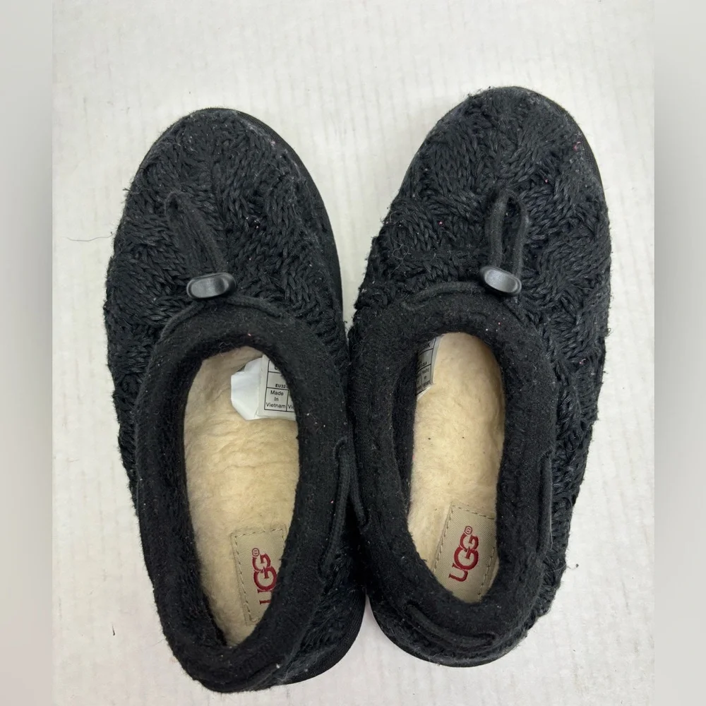 Ugg Kids Black Knit Slip-On Shoes, SZ 2-3, box 25